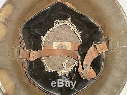 Original U. S. WW1 M1917 helmet, ZC196 with original WW1 USMC badge